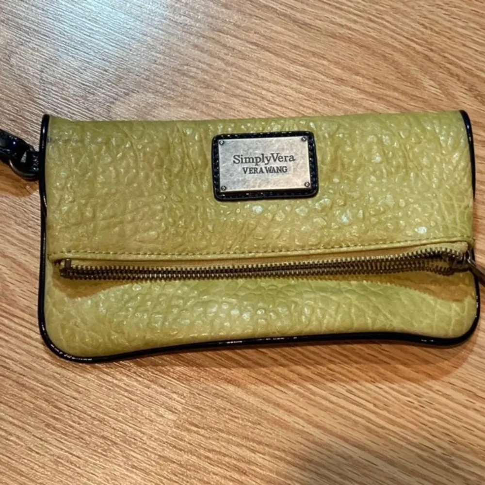 Simply‎ Vera Vera Wang lime foldover clutch wallet